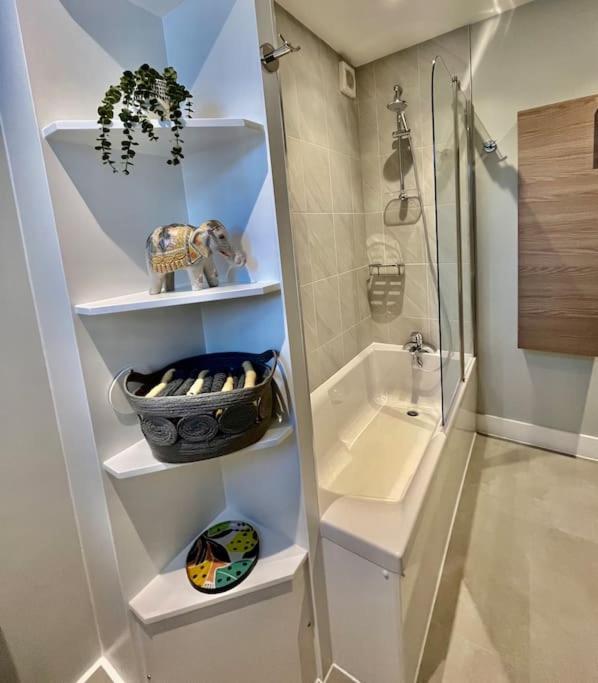 הוילה Byfleet Entire 3 Bed House Weybridge Brooklands, London מראה חיצוני תמונה