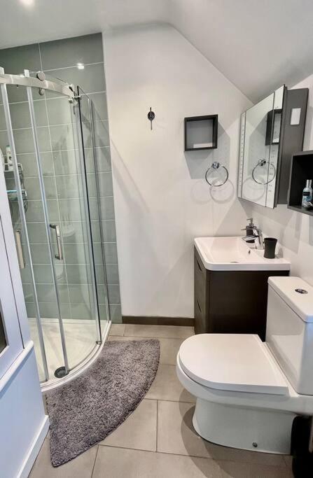 הוילה Byfleet Entire 3 Bed House Weybridge Brooklands, London מראה חיצוני תמונה