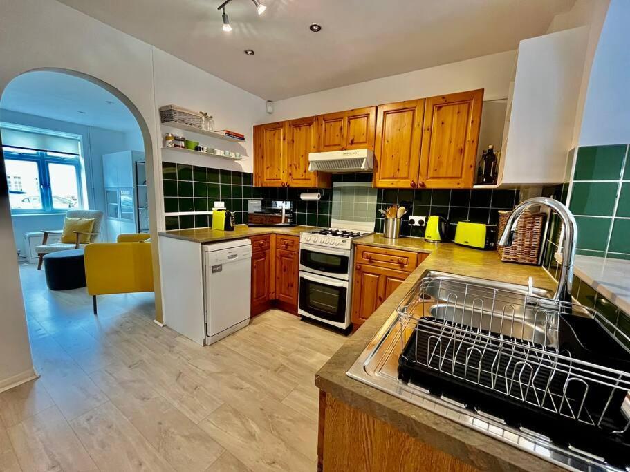 הוילה Byfleet Entire 3 Bed House Weybridge Brooklands, London מראה חיצוני תמונה