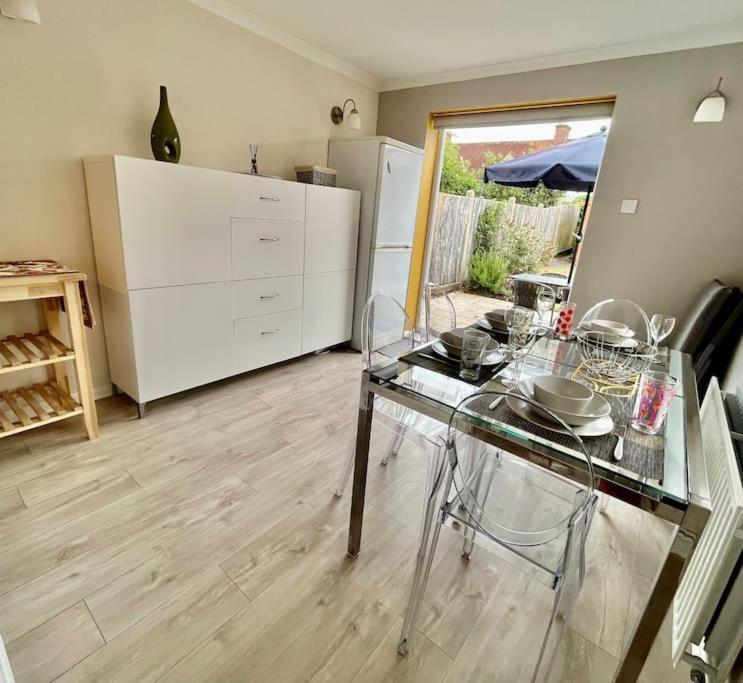 הוילה Byfleet Entire 3 Bed House Weybridge Brooklands, London מראה חיצוני תמונה