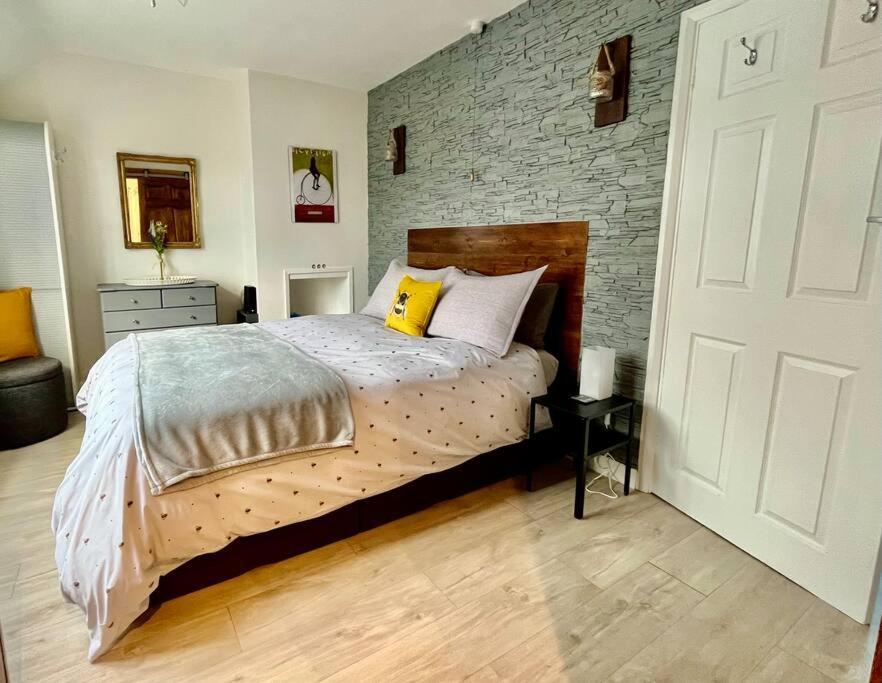הוילה Byfleet Entire 3 Bed House Weybridge Brooklands, London מראה חיצוני תמונה