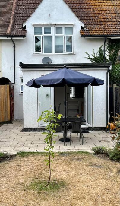 הוילה Byfleet Entire 3 Bed House Weybridge Brooklands, London מראה חיצוני תמונה