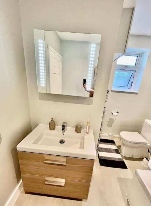 הוילה Byfleet Entire 3 Bed House Weybridge Brooklands, London מראה חיצוני תמונה